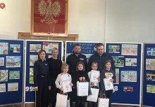  V Powiatowy Konkurs Plastyczny pt. „Bezpieczna droga - policjanci, dzieci tablice z pracami konkursowymi - powiększ