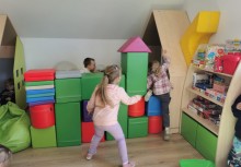 Dzieci bawiące się wśród kolorowych piankowych klocków