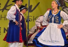 Kobieta i mężczyzna tańczą na scenie. - powiększ