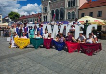 Grupa ludzi pozujących do zdjęcia. - powiększ