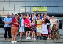 Grupa ludzi pozujących do zdjęcia. - powiększ