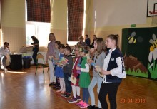 [fot. nadesłane] Światowy Dzień Ziemi w SP nr 1 w Żukowie. W ekologicznym stylu z pożytecznymi owadami w tle. - powiększ