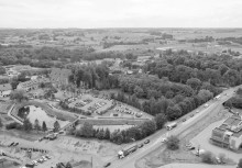 Centrum Żukowa, widok z góry, zdjęcie czarno-białe - powiększ