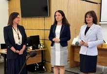 Trzy kobiety: Burmistrz Gminy Żukowo, Kierownik Referatu Komunikacji Społecznej oraz pracownica Urzędu Gminy. 
