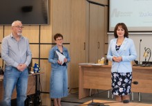 Na zdjęciu dwie kobiety i mężczyzna. 