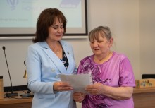 Burmistrz Gminy Żukowo przekazuje dokument kobiecie. - powiększ
