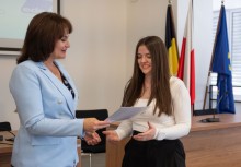 Burmistrz Gminy Żukowo przekazuje dokument kobiecie.  - powiększ