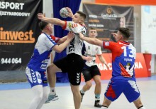 Na zdjęciu czterech zawodników piłki ręcznej podczas gry