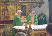 Kapłani w zielonych ornatach przy ołtarzu podczas mszy świętej w bogato zdobionym wnętrzu kościoła.








 - powiększ