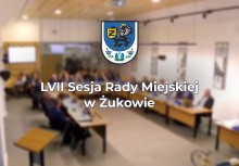 Na grafice obrady Rady Miejskiej w Żukowie w sali konferencyjnej urzędu gminy. Na pierwszym planie napis: 'LVII Sesja Rady Miejskiej w Żukowie'. Powyżej herb Gminy Żukowo