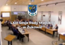 Na grafice obrady Rady Miejskiej w Żukowie w sali konferencyjnej urzędu gminy. Na pierwszym planie napis: 'LXIII Sesja Rady Miejskiej w Żukowie'. Powyżej herb Gminy Żukowo