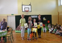 [fot. nadesłane] Światowy Dzień Ziemi w SP nr 1 w Żukowie. W ekologicznym stylu z pożytecznymi owadami w tle. - powiększ