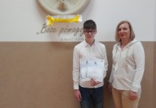 Uczeń szkoły podstawowej z nauczycielką - powiększ