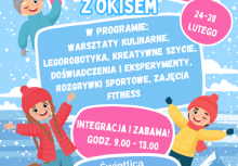 Plakat pt. 'Ferie z OKiSem' Poniżej program ferii. Po lewej stronie programu grafika dwójki dzieci, po prawej grafika jednego dziecka - powiększ