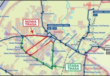  Mapa przedstawia zmianę trasy w Żukowie.
 Nowa trasa (czerwona) biegnie przez centrum – ul. Gdyńska, Poziomkowa, Jabłoniowa.
 Stara trasa (zielona) omija centrum – ul. Kościerska, Armii Krajowej, 3 Maja.
 Zaznaczono drogi wojewódzkie  - powiększ