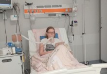 Marta na szpitalnym łóżku - powiększ