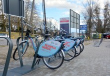 Rowery MEVO na parkingu - powiększ