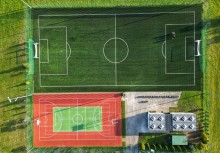 Zdjęcie przedstawia modernizację kompleksu sportowego przy Szkole Podstawowej nr 2 w Żukowie.  - powiększ