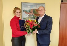 Burmistrz wręcza kwiaty dyrektor BIblioteki - powiększ