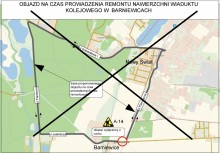 Przekreślona mapa przedstawiająca objazd na czas prowadzenia nawierzchni wiaduktu kolejowego w Barniewicach - powiększ
