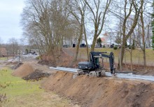 Prace drogowe na przebudowywanej drodze