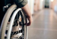 Zbliżenie na dłoń na wózku inwalidzkim