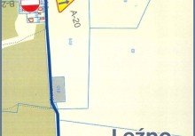 Na mapie zaznaczono zamknięty odcinek drogi oraz objazd wyznaczony przez teren zabudowy. Wprowadzono znak A-20 (inny niebezpieczny zakręt) oraz zakaz wjazdu. Prosimy o ostrożność i stosowanie się do oznaczeń.  - powiększ
