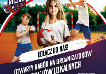 Plakat z trójką dzieci, które trzymają piłki do gry w 'ręczną', w tle bramka, niebo i trawa