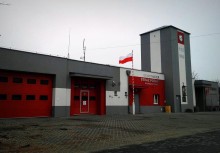 Budynek OSP w Chwaszczynie - szaro-biały z elementami czerwieni