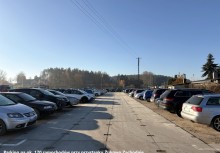 Za zdjęciu widoczny parking przy przystanku Żukowo Zachodnie zapełniony zaparkowanymi samochodami.  - powiększ