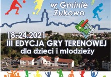 Na plakacie między innymi napisy: 'Zaszczep się sportowo w Gminie Żukowo', '18-24.2021 III EDYCJA GRY TERENOWEJ dla dzieci i młodzieży', 'zgłoszenia do 8.10.2021r.'. W tle Urząd Gminy w Żukowie. - powiększ