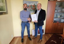 Prezes Spółki Komunalnej Żukowo i Burmistrz Gminy Żukowo. Burmistrz trzyma teczkę z umową 