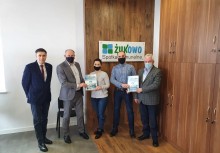 Na zdjęciu od lewej: Przewodniczący Rady Miejskiej Witold Szmidtke, Burmistrz Gminy Żukowo Wojciech Kankowski, Sołtys Pępowa Katarzyna Wierczyńska, Prezes Spółki Komunalnej Żukowo Michał Sirocki, przedstawiciel wykonawcy zadania firmy Zakład Usługowo-Produkcyjno-Handlowy Hirsz ze Stężycy. Za nimi na ścianie logo Spółki Komunalnej Żukowo. - powiększ