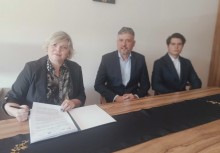 P. Wiceburmistrz podpisuje umowę na budowę Żłobka w Dąbrowej