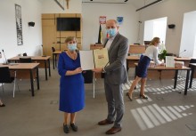 W sali konferencyjnej Urzędu Gminy w Żukowie Burmistrz Wojciech Kankowski składa podziękowania pracownicy urzędy Pani Danucie Rogalewskiej.