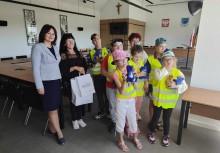 Burmistrz z dziećmi i opiekunami - powiększ