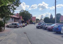 Ulica Pożarna po remoncie, w tle Samodzielny Publiczny Zakład Opieki Zdrowotnej w Żukowie - powiększ