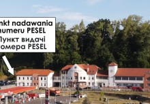 Na zdjęciu Urząd Gminy w Żukowie, strzałka wskazująca wejście po lewej stronie oraz napisy po polsku i ukraińsku mówiące: Punkt nadawania numeru PESEL - powiększ