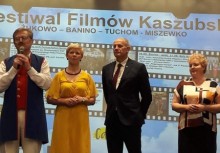Cztery osoby na scenie - powiększ