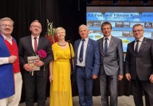 Sześć osób na scenie - powiększ