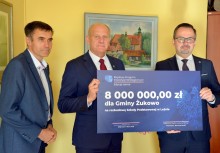 Przewodniczący Rady Miejskiej Witold Szmidtke, Burmistrz Wojciech Kankowski i Poseł Marcin Horała. Burmistrz i Poseł trzymają symboliczny czek z kwotą 8 milionów złotych