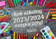 tablica szkolna, przybory szkolne, napis Rok szkolny 2023/2024 rozpoczęty!
