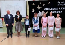 Burmistrz Gminy Żukowo, Dyrektor Szkoły oraz pięcioro uczniów.