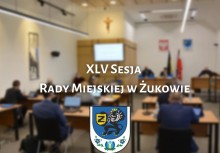 Na grafice obrady Rady Miejskiej w Żukowie w sali konferencyjnej urzędu gminy. Na pierwszym planie napis: 'XLV Sesja Rady Miejskiej w Żukowie'. Poniżej herb Gminy Żukowo - powiększ