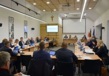 Obrady Rady Miejskiej w Żukowie – radni omawiają bieżące sprawy gminy. - powiększ