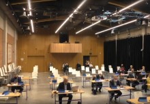 Radni Rady Miejskiej w Żukowie siedzący przy swoich stolikach w Centrum Kultury Spichlerz