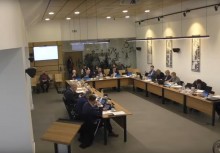 Sala Rady Miejskiej w Urzędzie Gminy w Żukowie, radni obradują