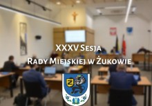 Na grafice obrady Rady Miejskiej w Żukowie w sali konferencyjnej urzędu gminy. Na pierwszym planie napis: 'XXXV Sesja Rady Miejskiej w Żukowie'. Poniżej herb Gminy Żukowo - powiększ