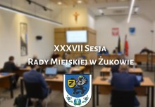 Na grafice obrady Rady Miejskiej w Żukowie w sali konferencyjnej urzędu gminy. Na pierwszym planie napis: 'XXXVII Sesja Rady Miejskiej w Żukowie'. Poniżej herb Gminy Żukowo - powiększ