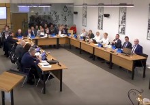 LV Sesja Rady Miejskiej w Żukowie - na zdjęciu radni, siedzą przy stole, w czasie sesji Rady Miejskiej w Żukowie.